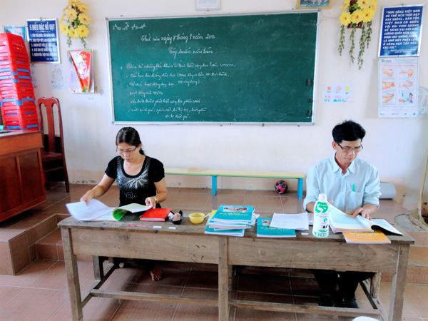 Cô Trịnh Hồng Hạnh và thầy Nguyễn Văn Cuộc hai báo cáo viên của lớp tập huấn